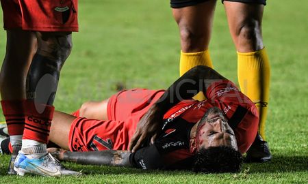 Javier Toledo recibió un codazo en el rostro y tuvo que salir de la cancha. Javier Toledo recibió un codazo en el rostro y tuvo que salir de la cancha.
