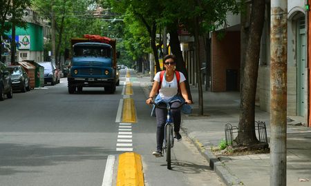 Las bicisendas son fundamentales para alentar el uso de bicicletas en las grandes ciudades. Las bicisendas son fundamentales para alentar el uso de bicicletas en las grandes ciudades.