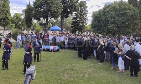 El rito incluyó rezos de la religión islámica y se extendió por media hora, tras lo que se procedió al descenso del cajón que fue ubicado próximo a donde yacen los restos de su hijo Carlitos Menem junior. El rito incluyó rezos de la religión islámica y se extendió por media hora, tras lo que se procedió al descenso del cajón que fue ubicado próximo a donde yacen los restos de su hijo Carlitos Menem junior.