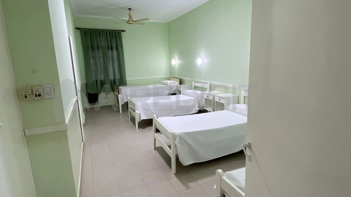 El hogar mantiene habitaciones compartidas, equipadas con un baño privado.