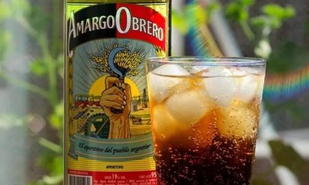 Creado en 1887, el Amargo Obrero sigue siendo un símbolo de la identidad nacional y un aperitivo popular en las mesas argentinas. Creado en 1887, el Amargo Obrero sigue siendo un símbolo de la identidad nacional y un aperitivo popular en las mesas argentinas.