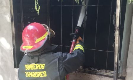 Una vivienda en el norte de Santa Fe sufrió un incendio dentro de una de sus habitaciones y un hombre resultó herido. Una vivienda en el norte de Santa Fe sufrió un incendio dentro de una de sus habitaciones y un hombre resultó herido.