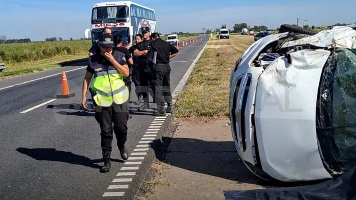 Un hombre murió y una mujer resultó herida tras un fuerte accidente en la autopista Rosario - Santa Fe. Un hombre murió y una mujer resultó herida tras un fuerte accidente en la autopista Rosario - Santa Fe.