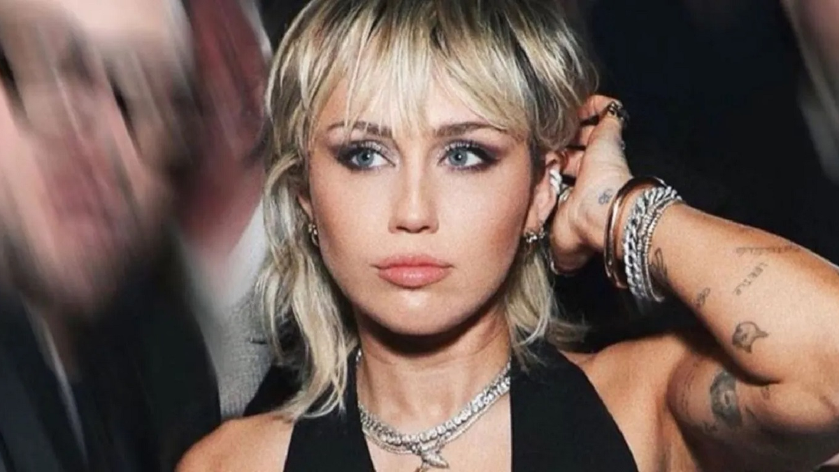 Miley Cyrus luce un inusual accesorio con la forma de sus partes íntimas