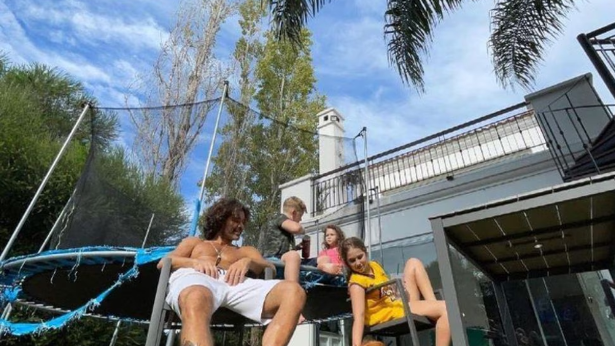 Uno de los espacios preferidos de toda su familia es la zona del jardín, donde cuentan con una cama elástica.