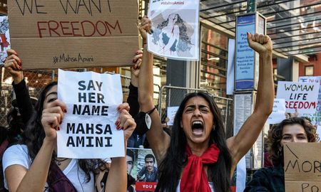 Los liberados estaban presos por participar de las manifestaciones a favor de la libertad de las mujeres en Irán. Los liberados estaban presos por participar de las manifestaciones a favor de la libertad de las mujeres en Irán.