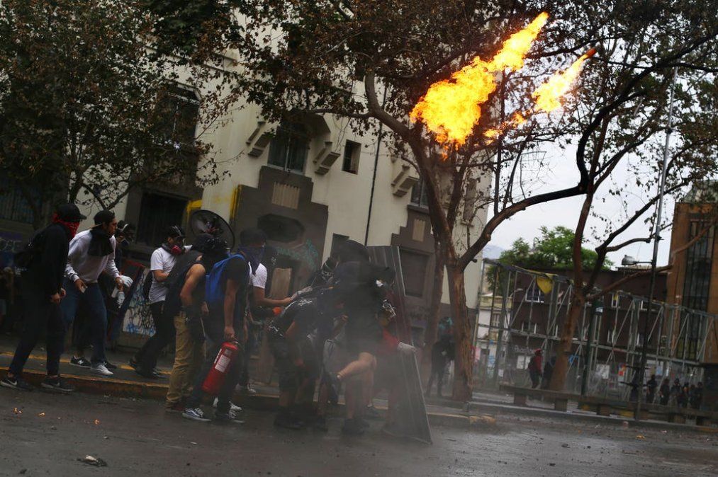 Atacan la embajada argentina en Santiago durante las protestas en Chile