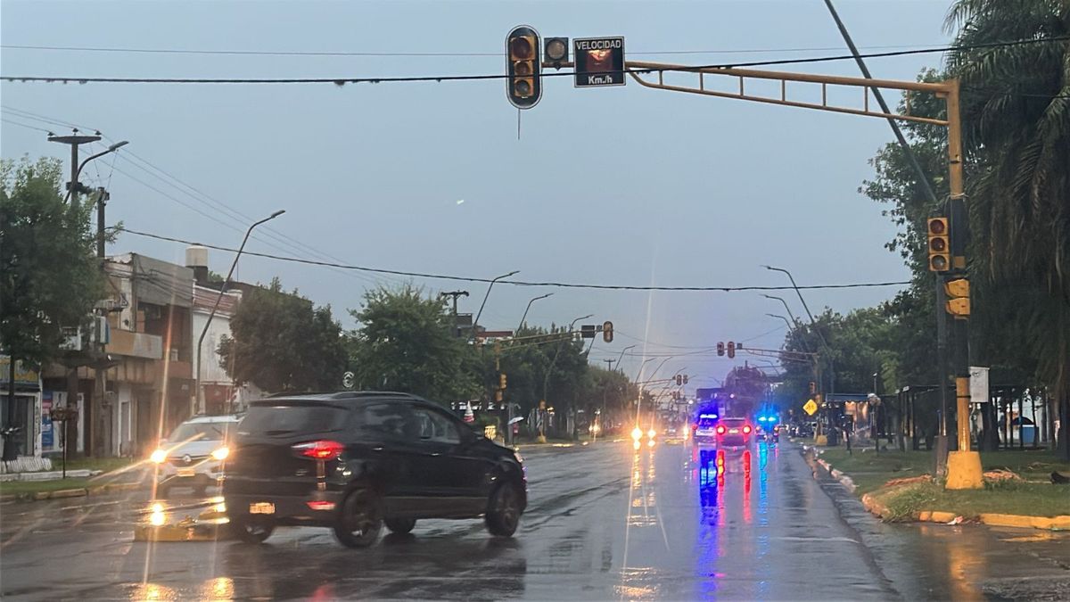 El móvil de AIRE constató varios semáforos apagados en Aristóbulo del Valle.