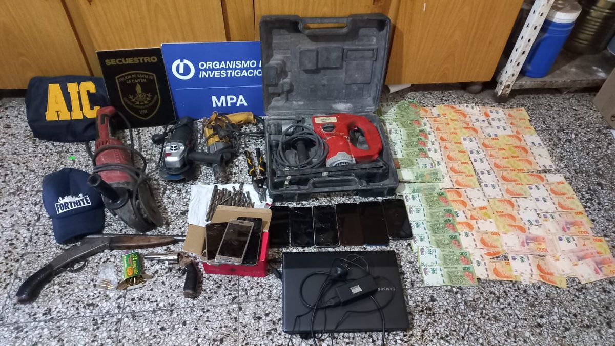Los investigadores del caso hallaron varias herramientas de corte que se presume fueron utilizadas para concretar el millonario robo al Pago Fácil del microcentro santafesino.