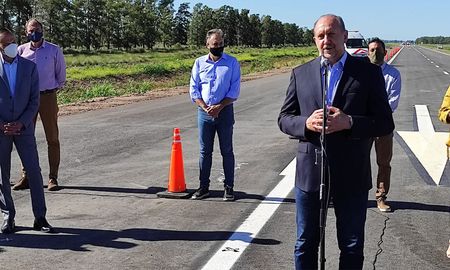 “Es una alegría que estemos aquí sobre la ruta habilitando otro tramo importante de esta obra”, afirmó el Gobernador de la Provincia, Omar Perotti. “Es una alegría que estemos aquí sobre la ruta habilitando otro tramo importante de esta obra”, afirmó el Gobernador de la Provincia, Omar Perotti.