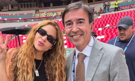 Un periodista argentino abandonó un móvil en vivo para sacarse una foto con Shakira. Un periodista argentino abandonó un móvil en vivo para sacarse una foto con Shakira.