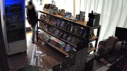 Otro robo en el centro de Santa Fe: reventó la vidriera de un kiosco, se alzó con lo que pudo y se fugó en un minuto