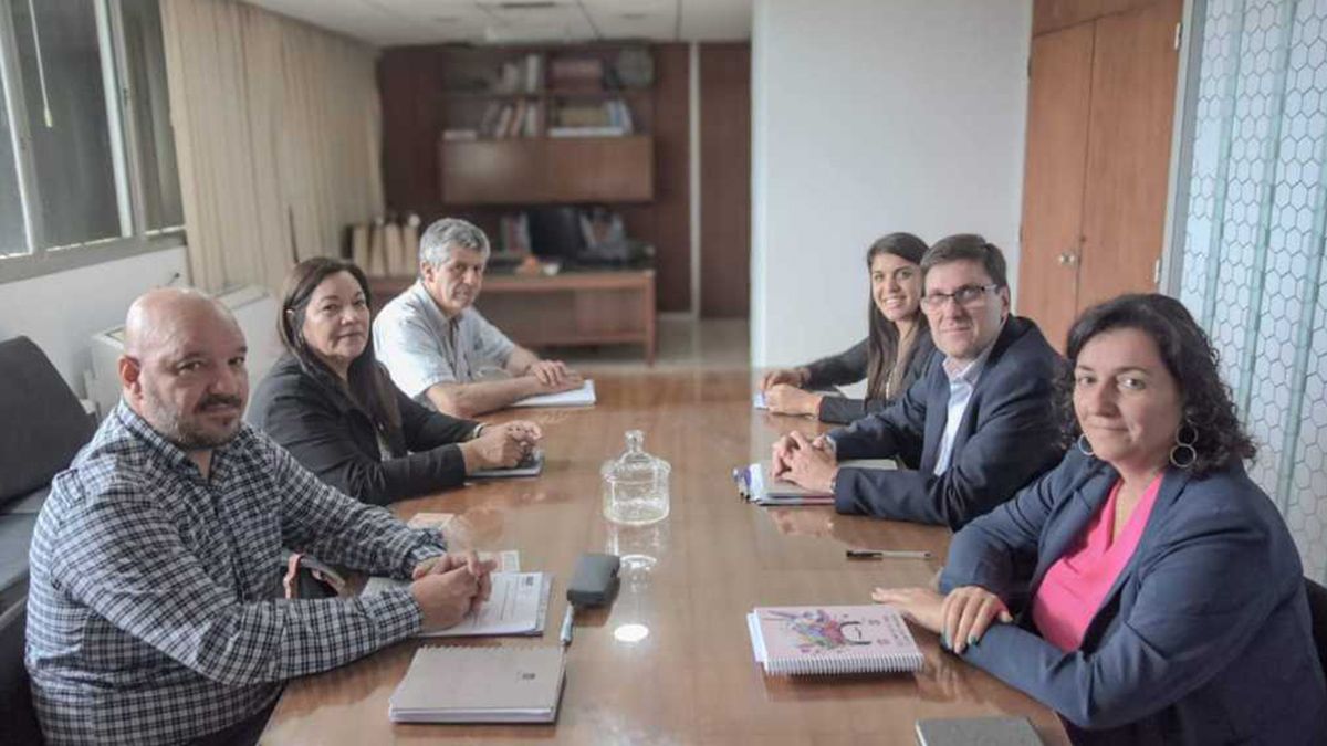 Representantes de Amsafé y funcionarios del Ministerio de Educación. Representantes de Amsafé y funcionarios del Ministerio de Educación.