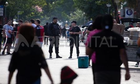 Desde hace tiempo, los vecinos de la zona sur de la ciudad –sobre todo en los alrededores del Estadio Brigadier López- expresan sus quejas por los que les toca vivir cada vez que la institución sabalera juega en Santa Fe. Desde hace tiempo, los vecinos de la zona sur de la ciudad –sobre todo en los alrededores del Estadio Brigadier López- expresan sus quejas por los que les toca vivir cada vez que la institución sabalera juega en Santa Fe.