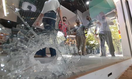 Uno de los disparos agujeró uno de los vidrios del frente del súper. Uno de los disparos agujeró uno de los vidrios del frente del súper.