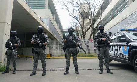 Este viernes por la mañana, el HECA estaba fuertemente custodiado en todo su perímetro por unidades especiales de la Policía de Santa Fe. Este viernes por la mañana, el HECA estaba fuertemente custodiado en todo su perímetro por unidades especiales de la Policía de Santa Fe.