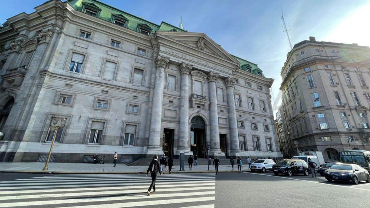 El el escuadrón antibombas de la Policía de la Ciudad trabaja en la sede central del Banco Nación.