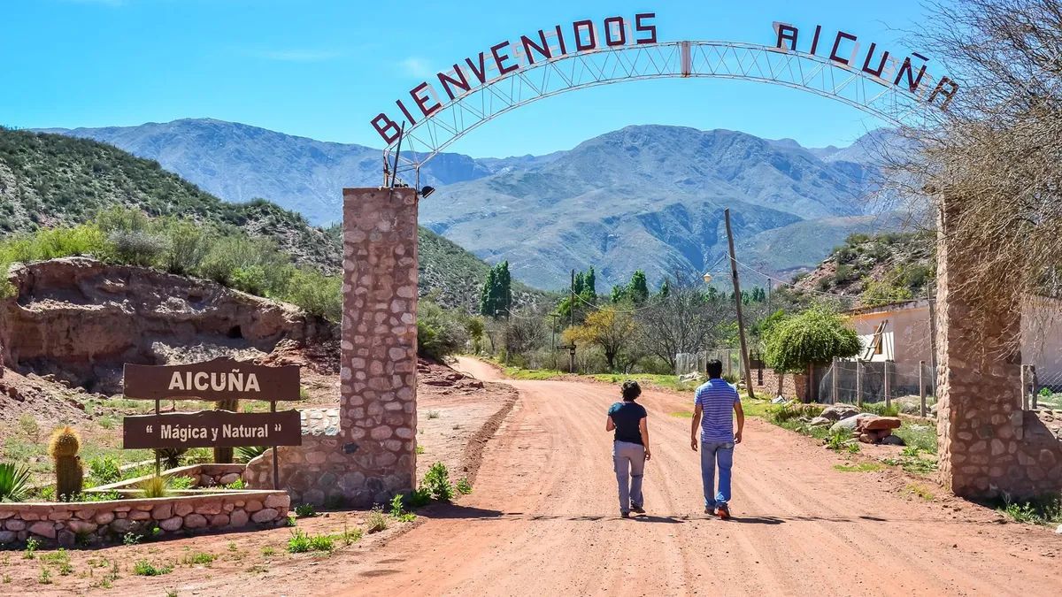 Las viviendas de Aicuña se construyeron adaptándose a la pendiente de los cerros, lo que evita el impacto visual agresivo y mantiene la armonía con el ecosistema de montaña. Las viviendas de Aicuña se construyeron adaptándose a la pendiente de los cerros, lo que evita el impacto visual agresivo y mantiene la armonía con el ecosistema de montaña.