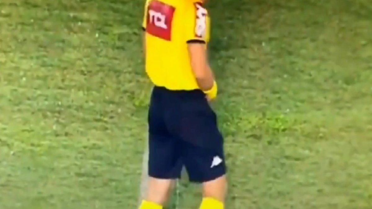 Un árbitro se orinó en el medio de la cancha y quedó grabado