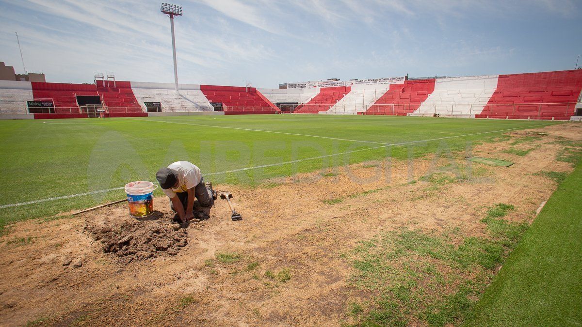 Los trabajos de eliminación de la fosa lateral sur en el Club Atlético Unión.