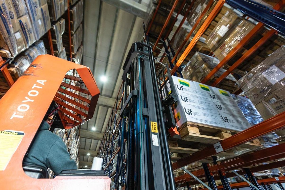 El circuito operativo comienza cuando el centro de salud o el hospital realiza el pedido a través del Sistema Único de Farmacia y Droguería de la Provincia (Sufyd), integrado al sistema del operador logístico. 