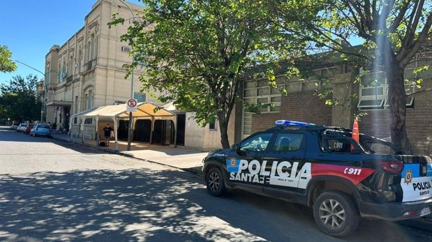 El joven permanece internado en el Hospital Cullen tras ser herido de arma blanca.