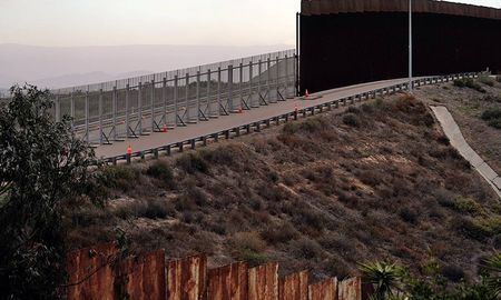 Biden detuvo la construcción de un nuevo muro después de asumir el cargo, pero ahora tomó como prioridad cerrar las brechas al sur de Yuma.