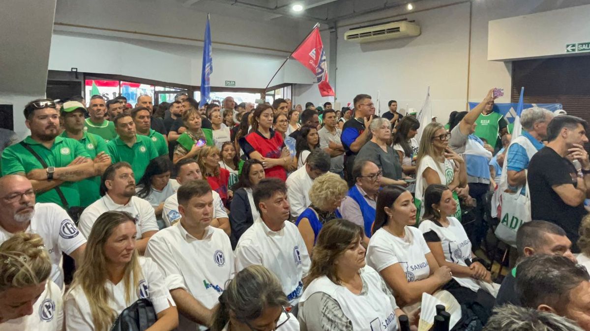 Delegados y afiliados de distintos gremios colmaron el local de la CGT Santa Fe durante la jornada de rechazo a la reforma laboral impulsada por el gobierno nacional.