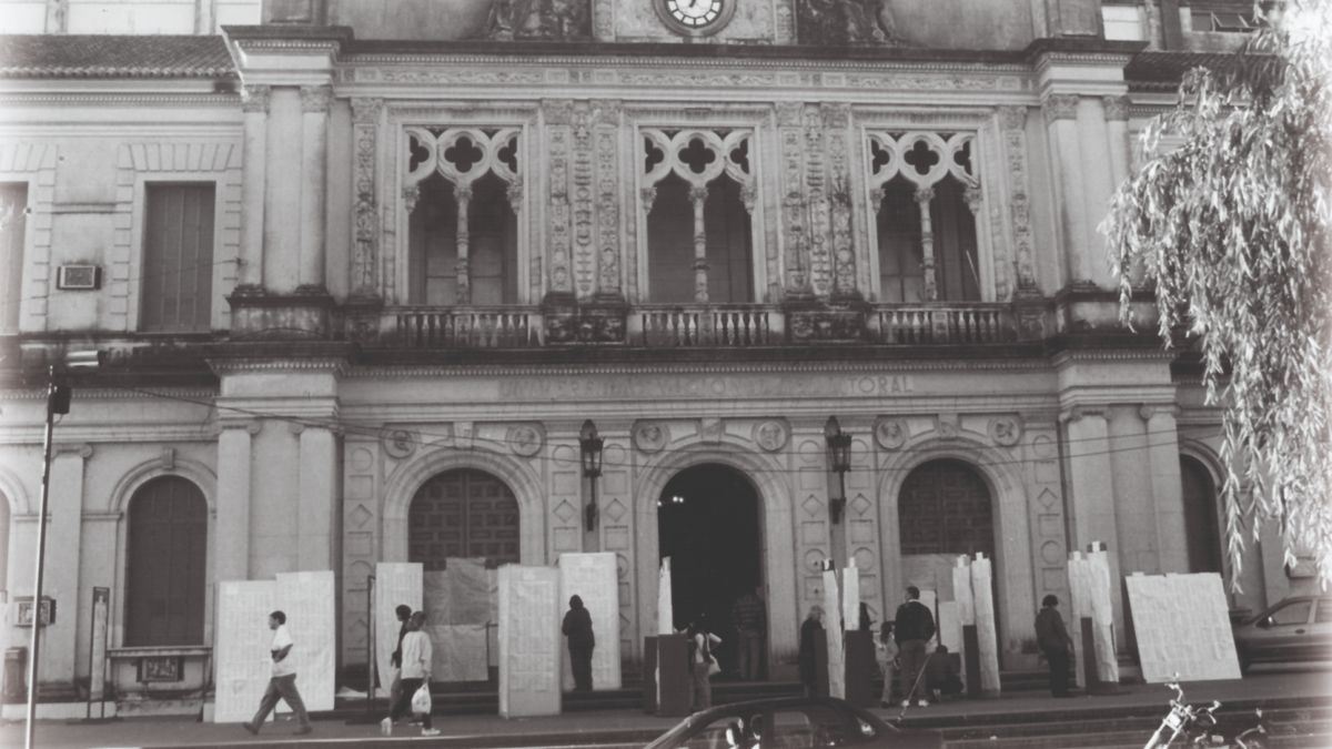 En la explanada de Rectorado, había listas de personas en centros de evacuados donde la gente iba a consultar donde estaban sus familiares.