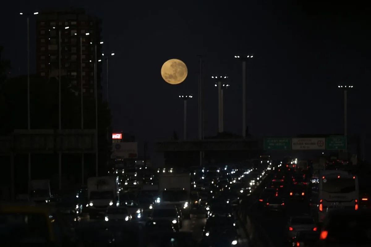 La luna llena se pone en la avenida General Paz de Buenos Aires, el 13 de julio de 2022. La luna llena se pone en la avenida General Paz de Buenos Aires, el 13 de julio de 2022.