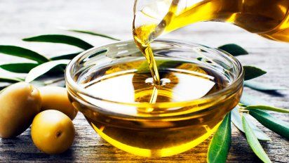 La dieta mediterránea se compone aproximadamente de 50 a 55% de calorías que provienen de los carbohidratos (principalmente complejos y ricos en fibra), un 10 a 12% de proteínas y un 30 a 35% de grasas.