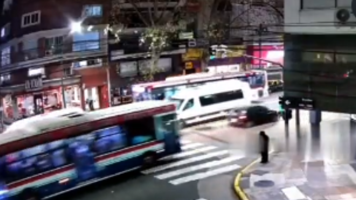 VIDEO | colectivo atropelló a una mujer y chocó contra un semáforo en Recoleta: hay 14 heridos