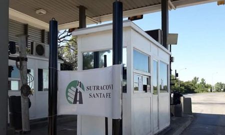 autopista: la provincia ya perdio $2.400.000 por el levantamiento de barreras autopista: la provincia ya perdio $2.400.000 por el levantamiento de barreras