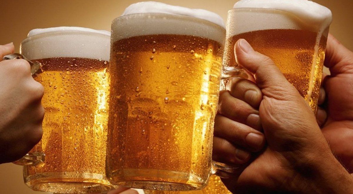 La famosa "resaca" es un malestar general generado por el consumo excesivo de alcohol y el más frecuente en las personas con menor masa corporal y muscular.