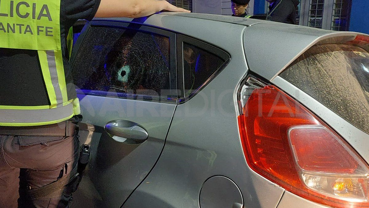 El auto en el que circulaba la víctima recibió un balazo en uno de los vidrios traseros. 