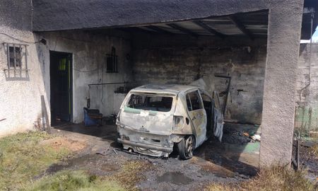 Misterioso incendio de un auto en el interior de una vivienda en barrio 12 de Octubre.