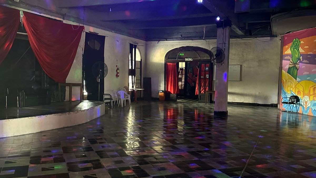 El Gobierno nacional allanó un boliche clandestino en un local cedido a la universidad de Madres de Plaza de Mayo.