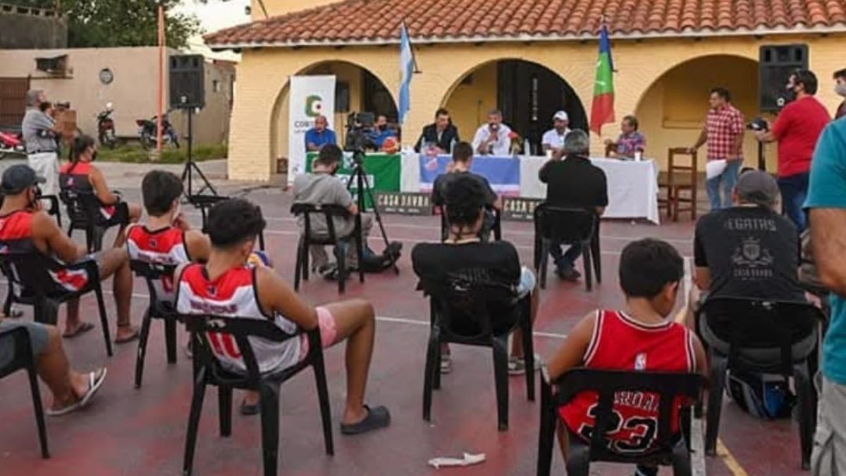 Edificio actual del club Regatas de Coronda y la cancha auxiliar de básquet. Edificio actual del club Regatas de Coronda y la cancha auxiliar de básquet.