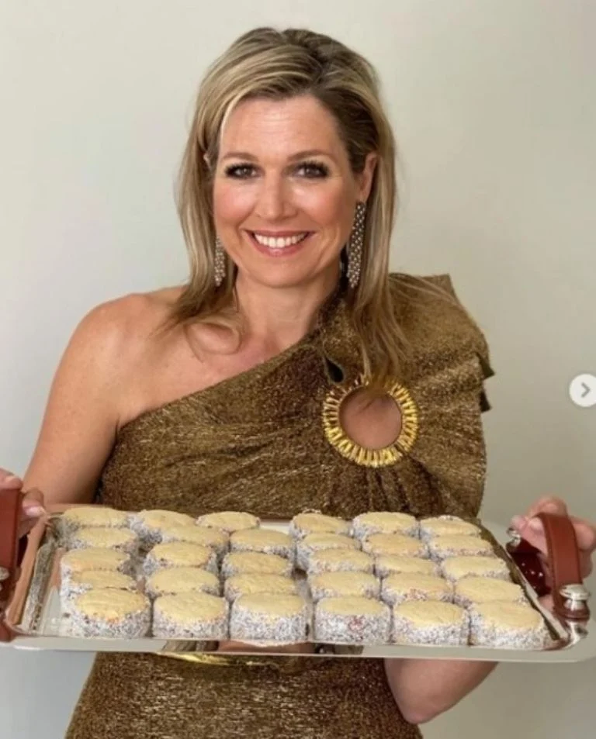 La Reina Máxima con sus famosos alfajores de maicena. La Reina Máxima con sus famosos alfajores de maicena.
