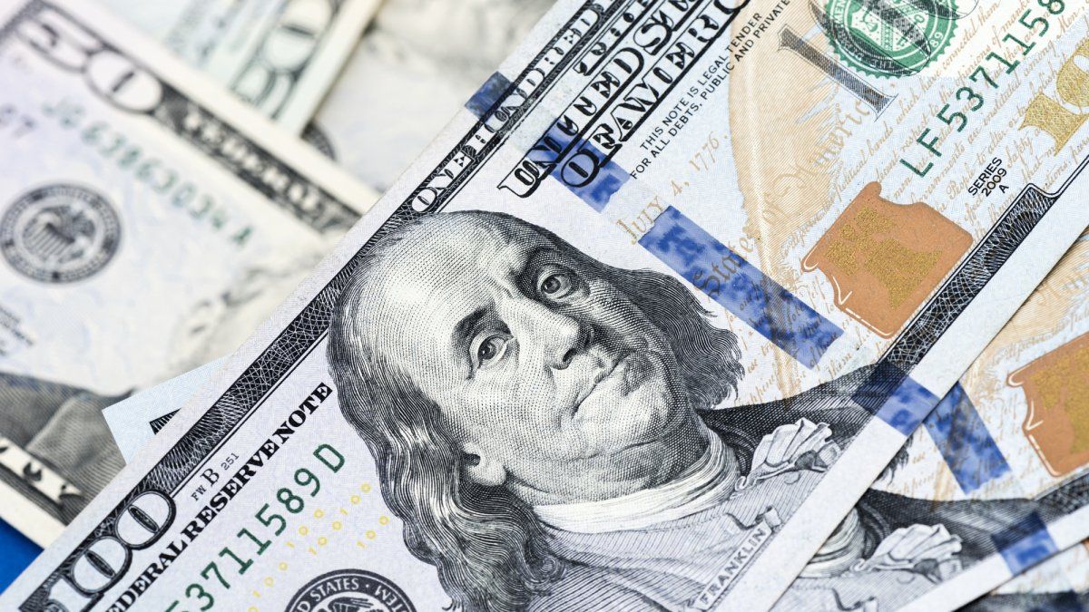 El dólar se disparó $1,40 y volvió a quedar al borde de los $45