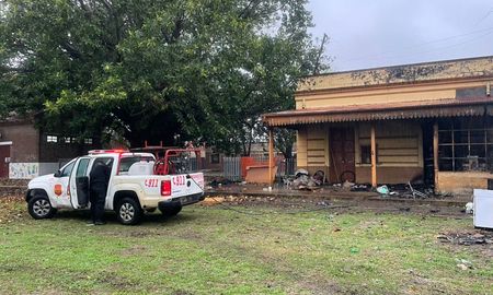 El incendio fue controlado rápidamente por los Bomberos. El incendio fue controlado rápidamente por los Bomberos.