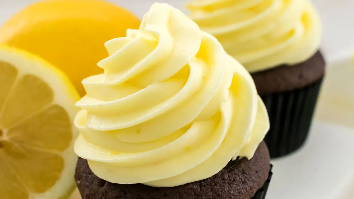 Frosting de limón la receta rápida y rica para decorar cualquier postre