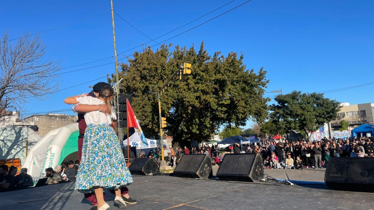 El escenario se montó sobre calle Estanislao Zeballos