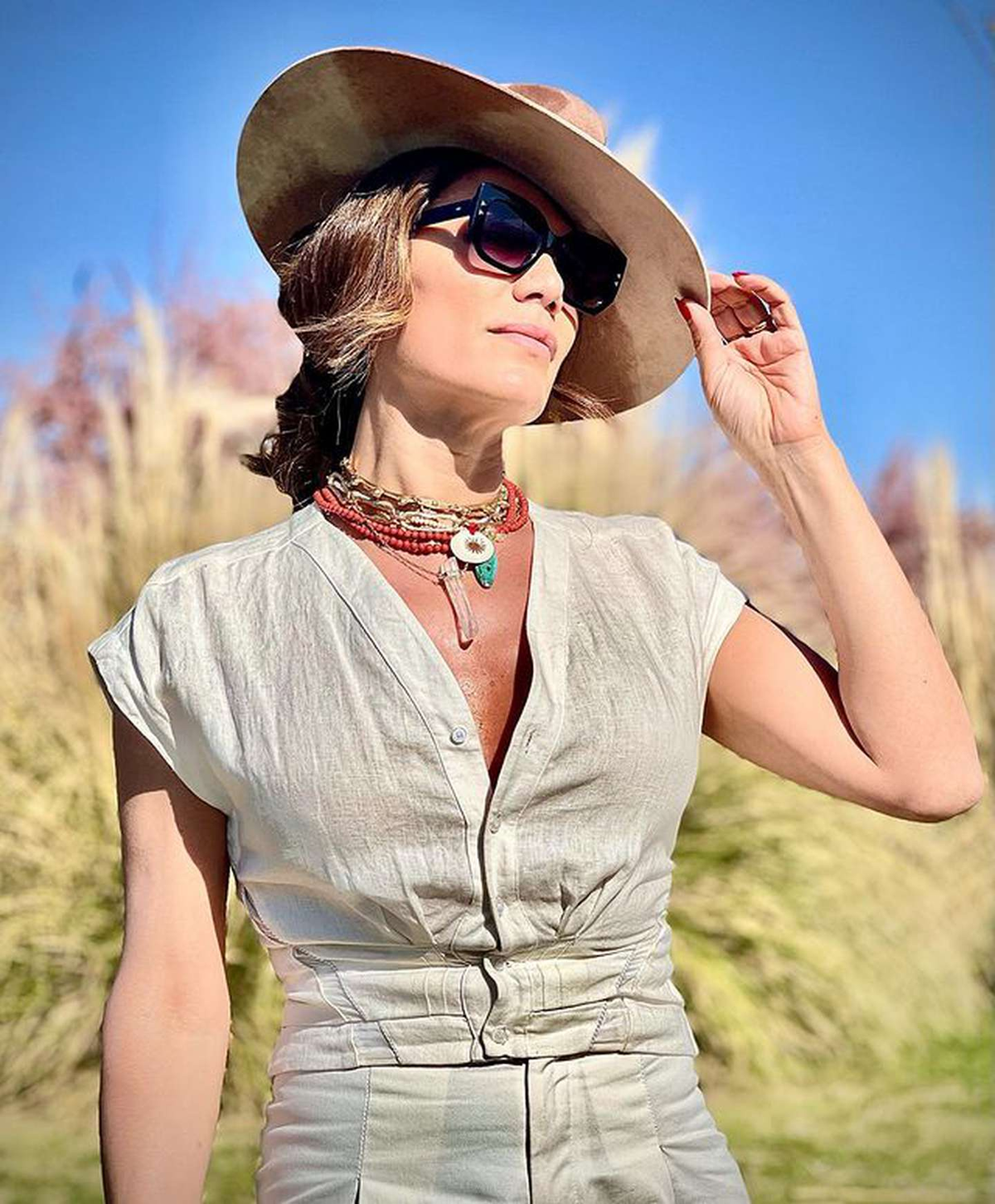 Florencia de la V posó desde Mendoza con un mono off white y sombrero marrón.