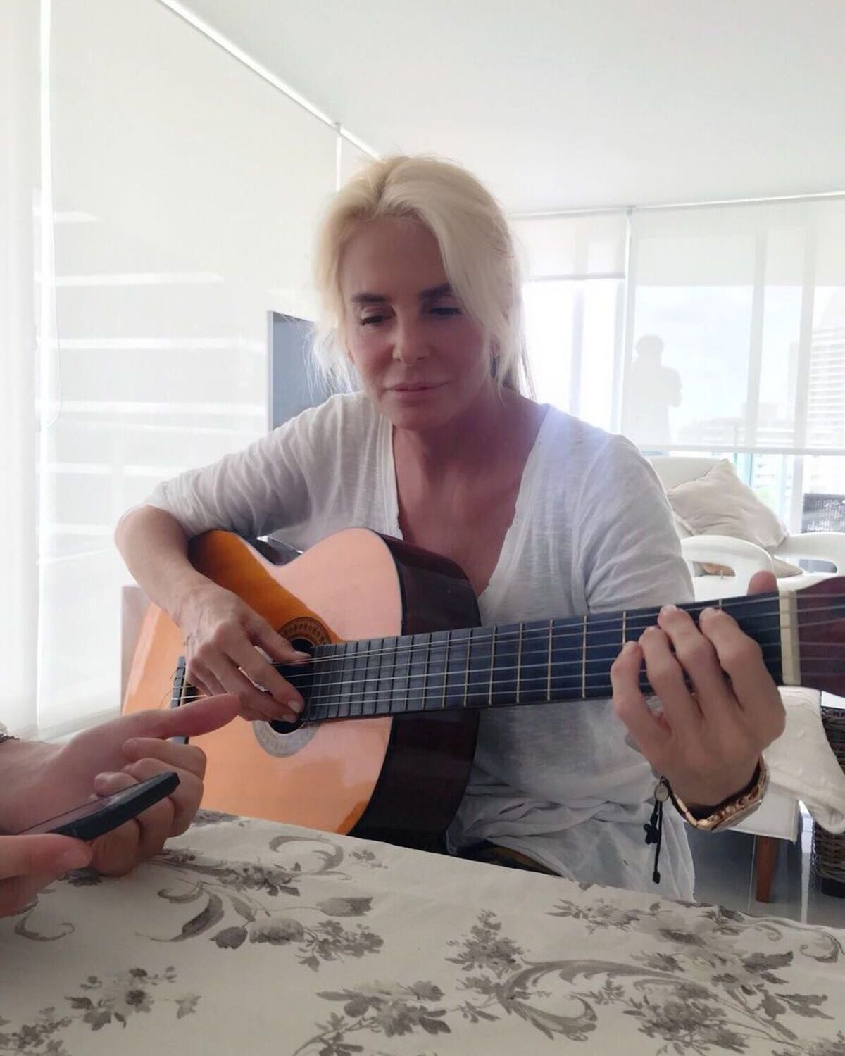 Mercedes Sarrabayrouse toca la guitarra. ¿Sigue los pasos de su tío Patricio? Mercedes Sarrabayrouse toca la guitarra. ¿Sigue los pasos de su tío Patricio?