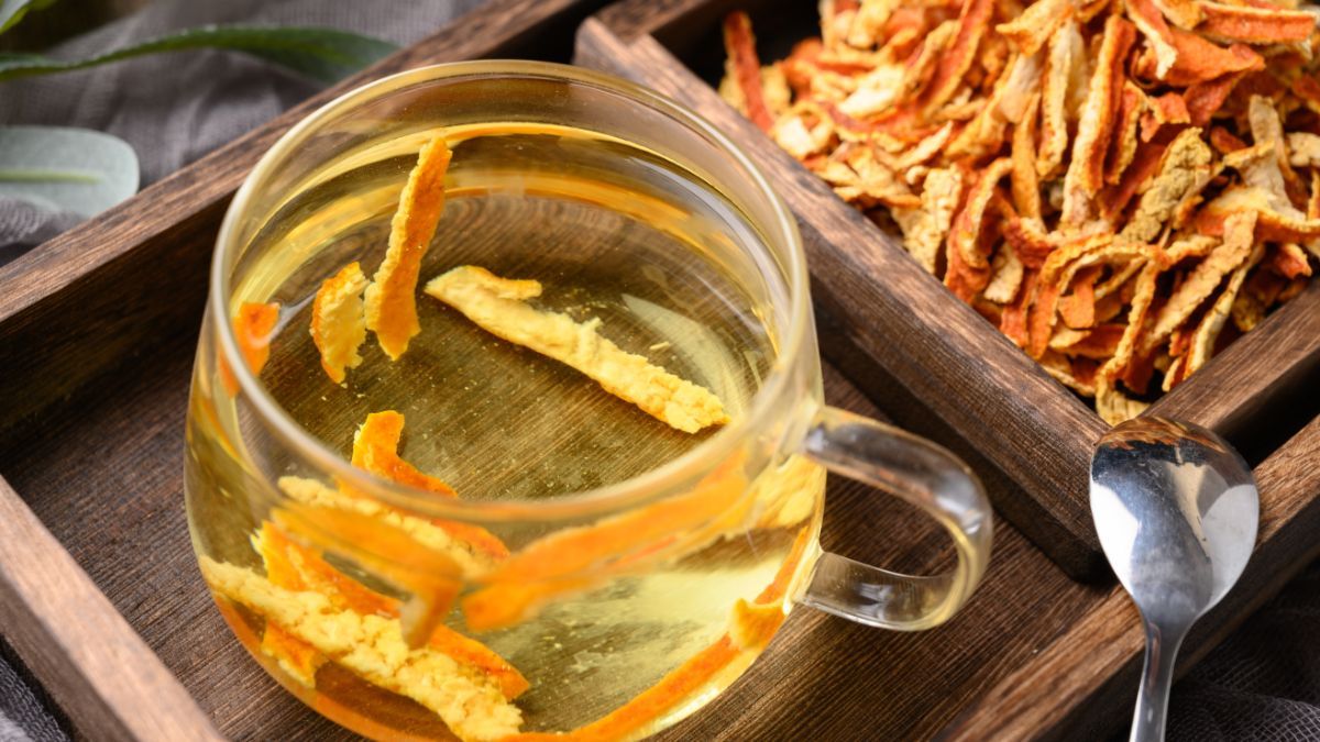 Licuar cáscaras de mandarina con vinagre es un método de limpieza casero