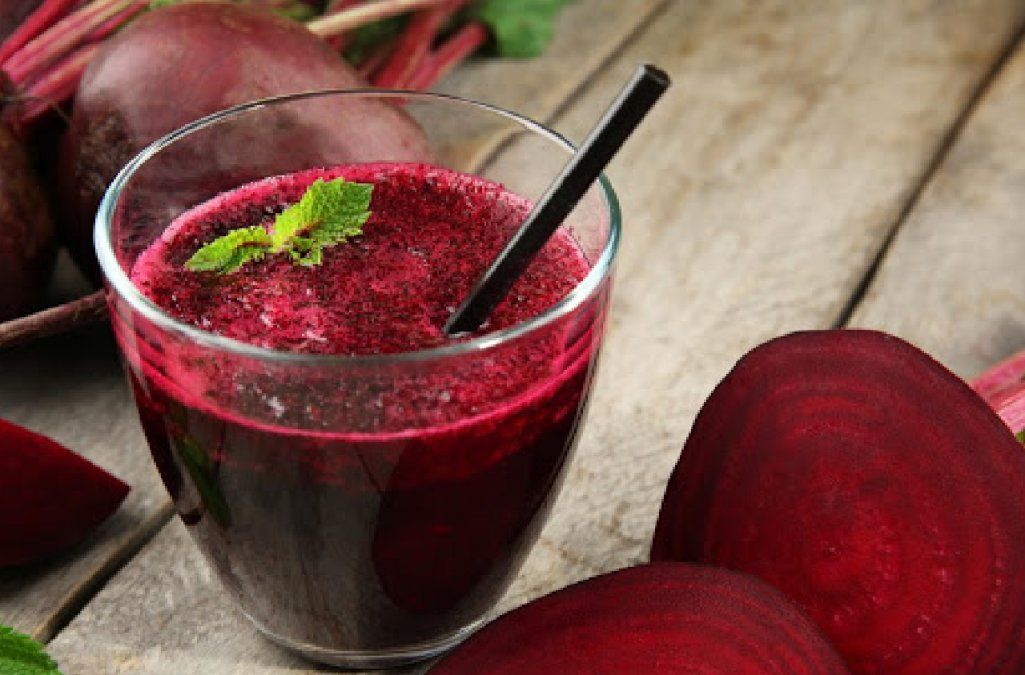 Qué beneficios tiene consumir jugo de remolacha
