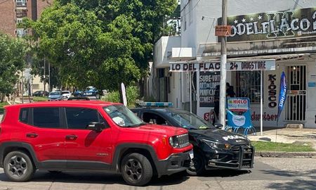 El choque entre la Jeep y el patrullero se dio en barrio Alvear de la ciudad de Santa Fe. El choque entre la Jeep y el patrullero se dio en barrio Alvear de la ciudad de Santa Fe.