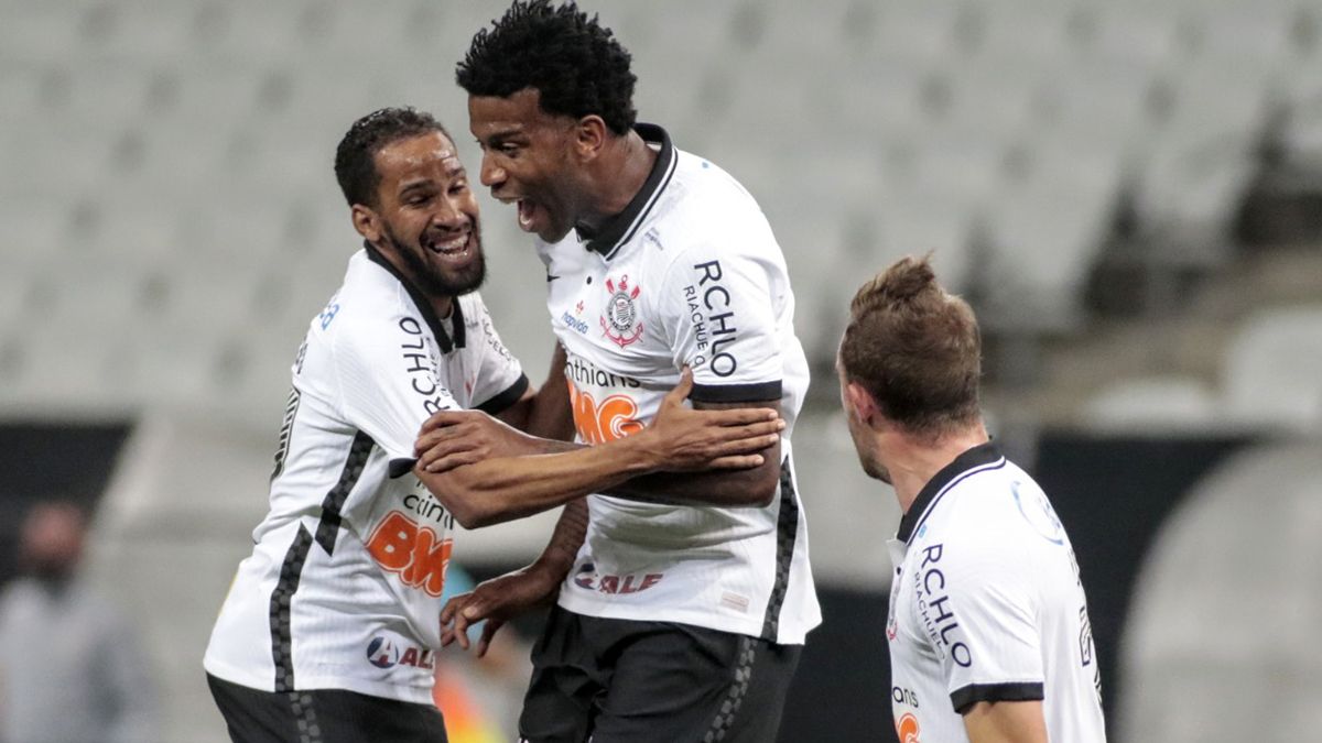 El DT de Corinthians dio positivo de Covid-19 y varios jugadores tienen síntomas