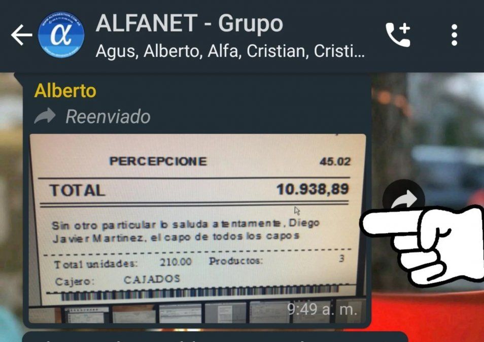 La imagen fue publicada por uno de los jóvenes pertenecientes a la "mesa de los chicos raros con pelo corto". ( Twitter:@Franko_Antunez)